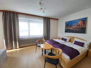 Posteľ alebo postele v izbe v ubytovaní B&B Pension Karlsdorfer Hof