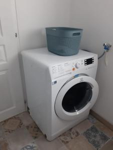 uma máquina de lavar roupa com um balde em cima em Au cœur de Pornic em Pornic