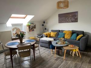 sala de estar con sofá y mesa en Le Carpé Diem, Cosy, Confort, Cocooning, 90 m², en Saint-Léonard-de-Noblat