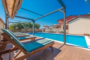 Bazén v ubytování Villa Mare Apartments nebo v jeho okolí