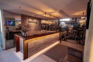 Newkings Boutique Hotel في كيب تاون: بار في مطعم مع ساعة على الحائط