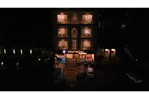 - Vistas al edificio por la noche en HOLYWATER by Ganga Kinare en Rishīkesh