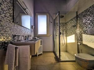 a bathroom with a shower and a sink at B&B L'EDEN DI CAPO BIANCO in Montallegro