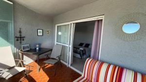 Pokój z biurkiem i stołem z oknem w obiekcie Cielomar Benalmadena costa w mieście Benalmádena