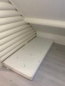 a mattress bed in a room witharrows on it at Villa Muikkupolku in Kokkola