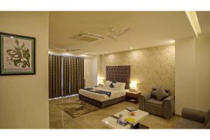 1 dormitorio con 1 cama, 1 sofá y 1 silla en HOLYWATER by Ganga Kinare, en Rishīkesh