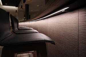 una fila di sedie nere in un barbiere di Hotel Blattnerhof a Blatten bei Naters