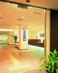 un hall avec une réception dans un bâtiment dans l'établissement OU Hotel, à Yonago