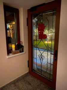 una puerta con ventana y espejo en Guesthouse Tershana, en Peshkopi