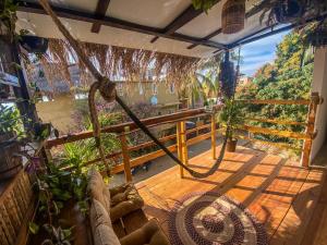 einen Balkon mit einer Hängematte auf einer Holzterrasse in der Unterkunft Shaka House in Puerto Escondido