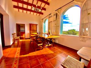 une salle à manger avec une table et une grande fenêtre dans l'établissement Agroestancia Lloc Nou en Ciutadella de Menorca, à Ciutadella