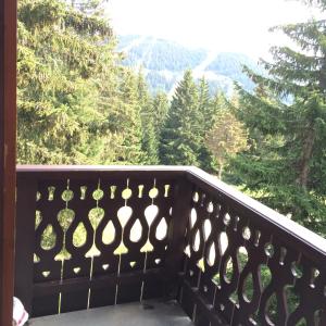 un balcón con vista a las montañas en Manon, en Hauteluce
