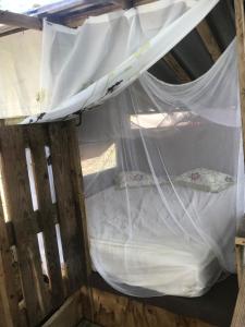 a bedroom with a bed in a wooden house at Camping para dos - a escoger segun disponibilidad de caseta o cabaña in Caguas