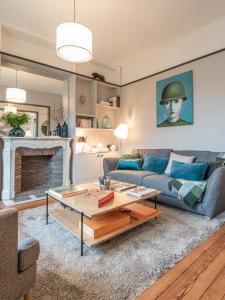 sala de estar con sofá y mesa en Villa Berry Centre Deauville - Chic & Stylée - Magnifique Jardin en Deauville