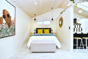 A bed or beds in a room at Aspen Studio - Christchurch Holiday Homes