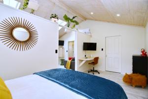 A bed or beds in a room at Aspen Studio - Christchurch Holiday Homes