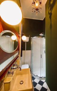uma casa de banho com um chuveiro, um lavatório e um espelho. em Living Suite Catania Ursino em Catânia
