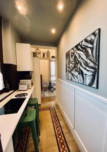 una cocina con encimera y estufa horno superior en Living Suite Catania Ursino, en Catania
