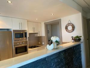 A kitchen or kitchenette at Sandy Cove The Entrance Unit 16