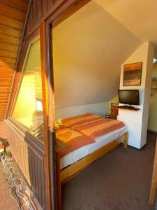 Dormitorio pequeño con cama y TV en Gemütliches Zimmer zentral in der Lüneburger Heide en Schneverdingen