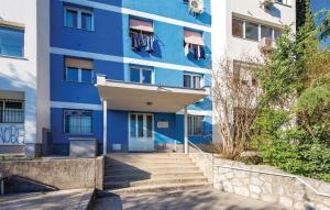 een blauw gebouw met een trap ervoor bij Roza in Rijeka