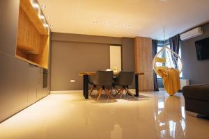 a kitchen and dining room with a table and chairs at Thome Arena Residence in Cluj-Napoca