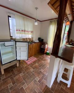 uma cozinha com um balcão e piso em azulejo em Mirians Place Drake em Drake