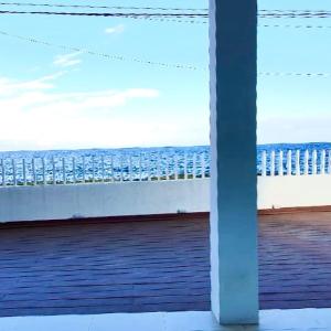 uma vista para o oceano a partir de uma varanda em CASA ENEIDA -SAN ANDRES ISLA em San Andrés