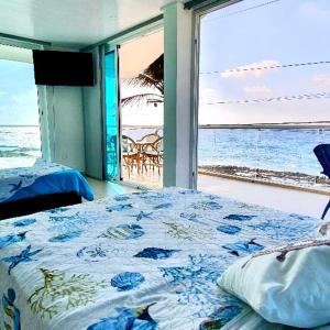 Schlafzimmer mit einem Bett und Meerblick in der Unterkunft CASA ENEIDA -SAN ANDRES ISLA in San Andrés