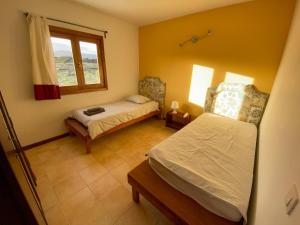 A bed or beds in a room at Casa Neem - Duplex 2ch dans village naturiste