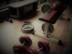 an overhead view of a gym with a bench and weights at 民泊カフェ Gootarian in Kumamoto