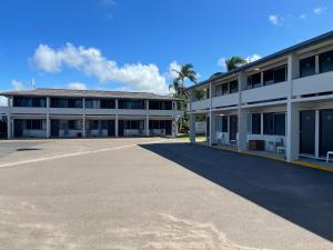 an empty parking lot in front of a building at Queens Beach Hotel in Bowen