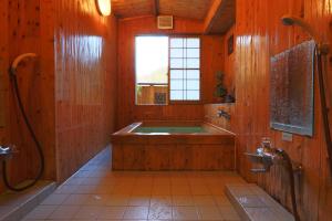 Miyoshino Sakuraan tesisinde bir banyo