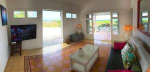 a living room with a couch and a tv at Villa Tarare in Kahouanne