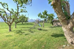 A garden outside Chalet Rastenhof - Urlaub auf dem Bauernhof in Österreich