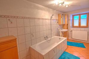 A bathroom at Chalet Rastenhof - Urlaub auf dem Bauernhof in Österreich