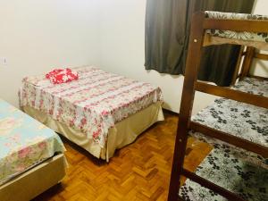 Łóżko lub łóżka w pokoju w obiekcie Casa Familiar Proença 15 solteiros ou 21 se 2 nas camas de casais