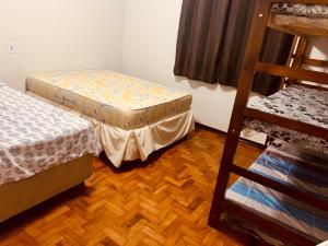 a room with two bunk beds and a ladder at Casa Familiar Proença 15 solteiros ou 21 se 2 nas camas de casais in Campinas