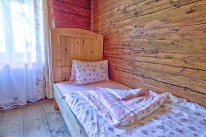 A bed or beds in a room at Chalet Rastenhof - Urlaub auf dem Bauernhof in Österreich