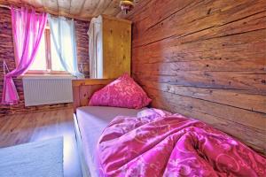 A bed or beds in a room at Chalet Rastenhof - Urlaub auf dem Bauernhof in Österreich