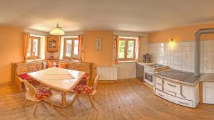 A kitchen or kitchenette at Chalet Rastenhof - Urlaub auf dem Bauernhof in Österreich