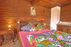 A bed or beds in a room at Chalet Rastenhof - Urlaub auf dem Bauernhof in Österreich