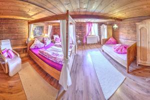 A bed or beds in a room at Chalet Rastenhof - Urlaub auf dem Bauernhof in Österreich