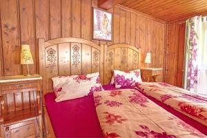 A bed or beds in a room at Chalet Rastenhof - Urlaub auf dem Bauernhof in Österreich