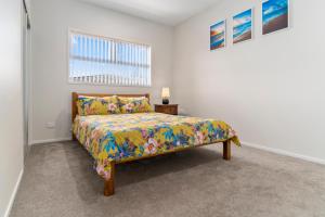 Ένα ή περισσότερα κρεβάτια σε δωμάτιο στο Picturesque Papamoa - Papamoa Holiday Home
