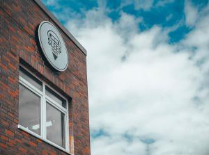 una señal en el lateral de un edificio de ladrillo en Sleep Point en Bremen