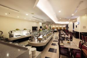 Restoran atau tempat lain untuk makan di Bayview Hotel Langkawi