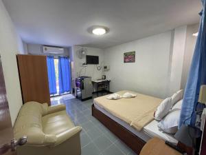 TV a/nebo společenská místnost v ubytování Jenny Hostel HuaHin