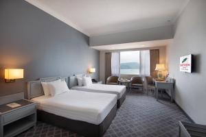 Katil atau katil-katil dalam bilik di Bayview Hotel Langkawi