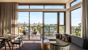 ein großes Wohnzimmer mit einem großen Fenster in der Unterkunft Majestic M Suites in Adelaide